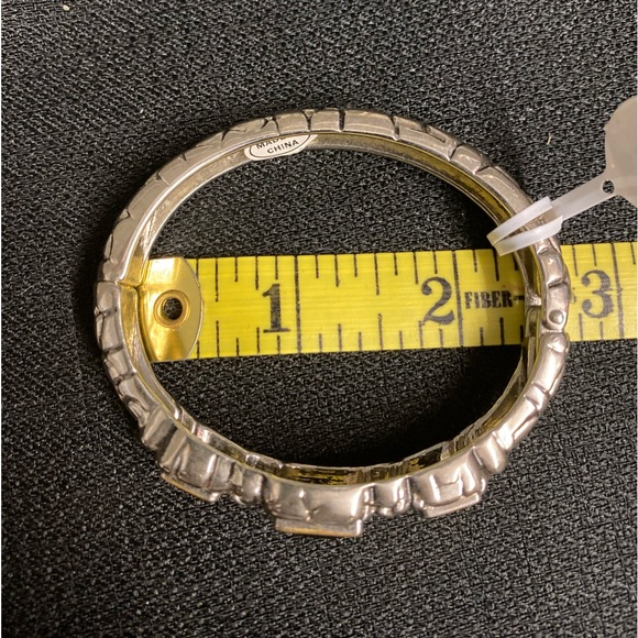 Fashion Jewelry - Classy Hinged Bangle BRACELET
- New w/Tags - Picture 3 of 4